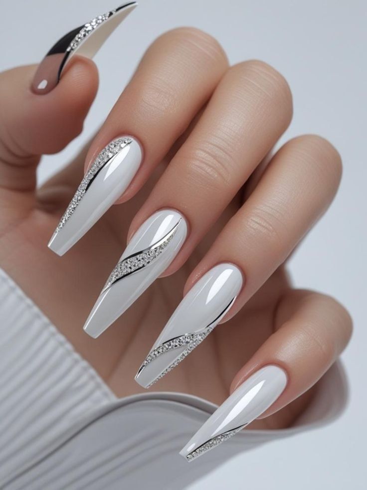 طراحی ناخن نقرهای