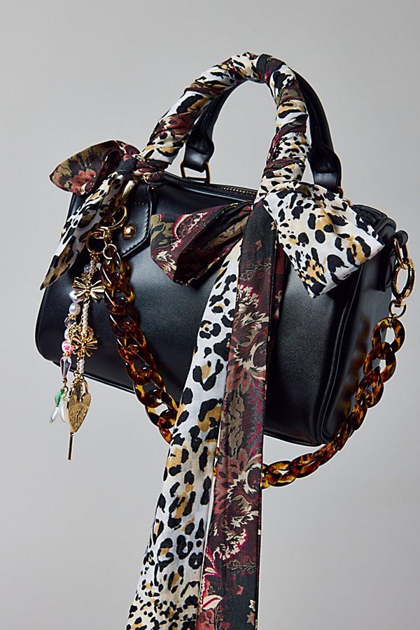 کیف زنانه سیاه با جزئیات فلزی