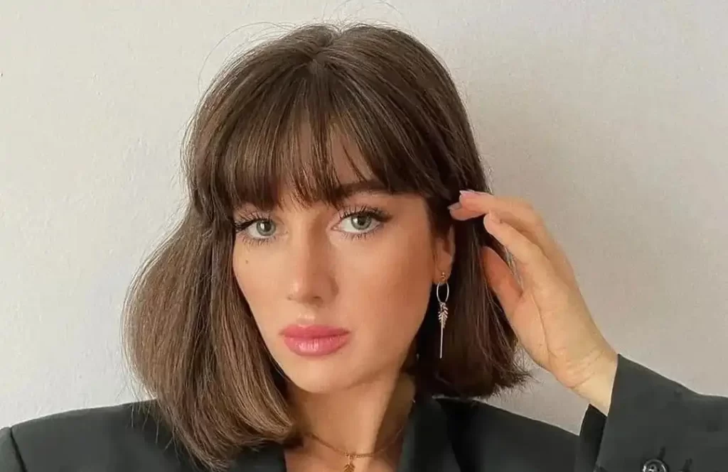 دختر جذاب با مدل موی زنانه باب و چتری