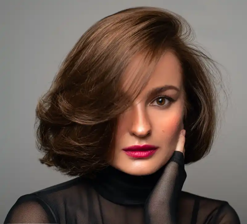 خانم با لباس زیر سیاه شیشه ای با مدل موی زنانه باب و موی سیاه