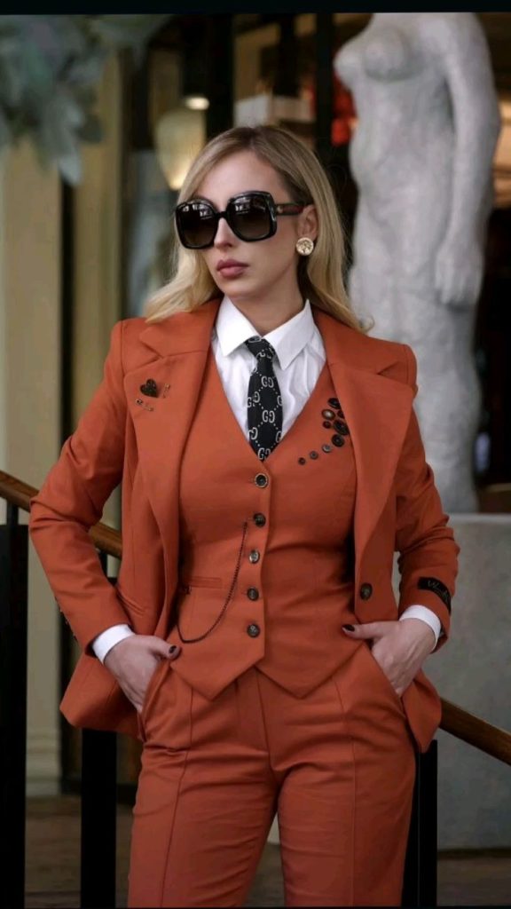 زن بلوند با کت و شلوار نارنجی
