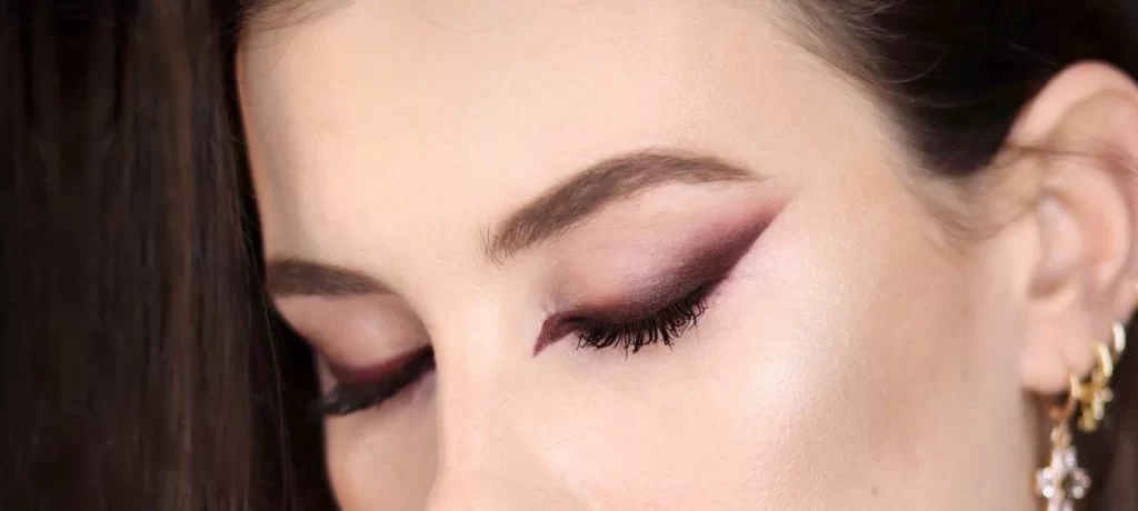 خط چشم دودی کشیده