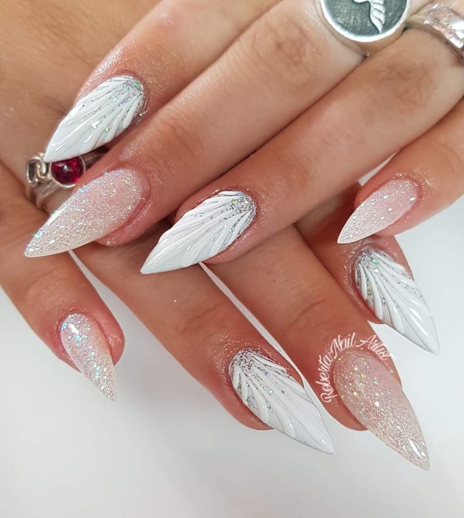 دیزاین ناخن صدفی سفید