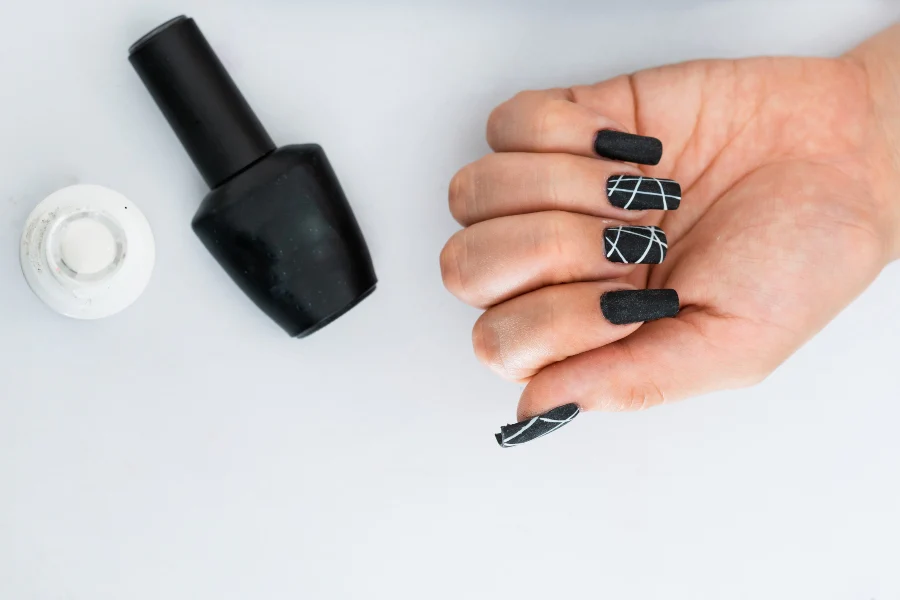 طرح های خط سفید روی  لاک ناخن مشکی