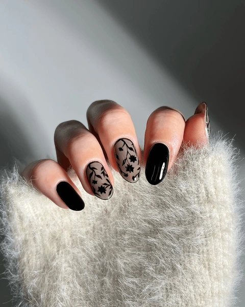 طرح برگ درخت سیاه روی لاک سفید