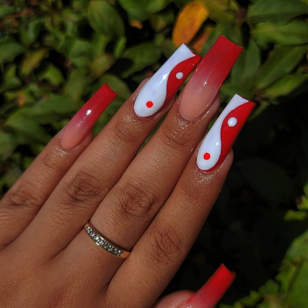 دیزاین ناخن قرمز و سفید طرح یین و ینگ
