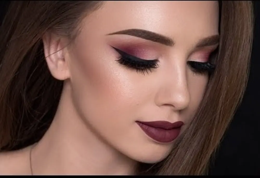 رنگ زرشکی در آرایش