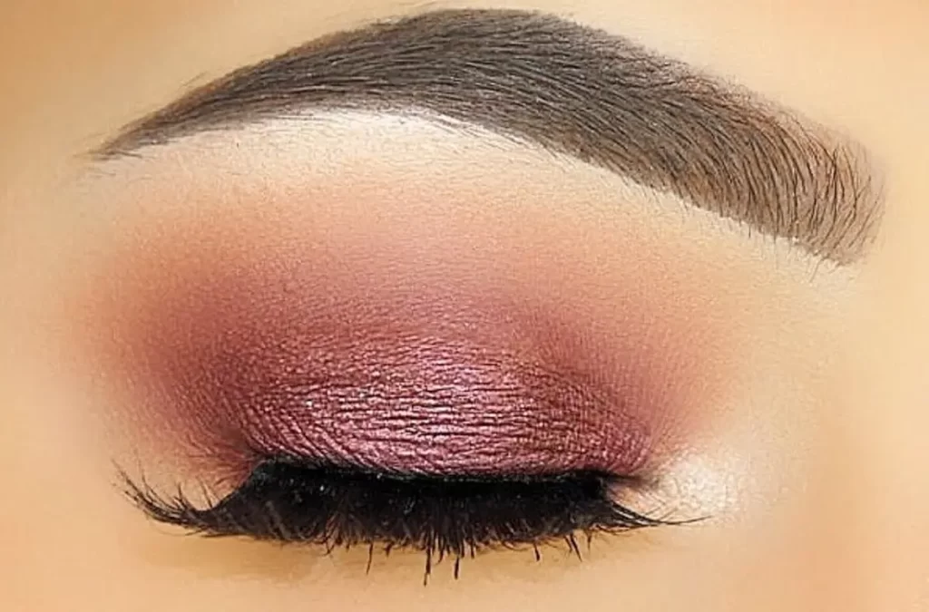 رنگ زرشکی در آرایش سایه ابرو و چشم