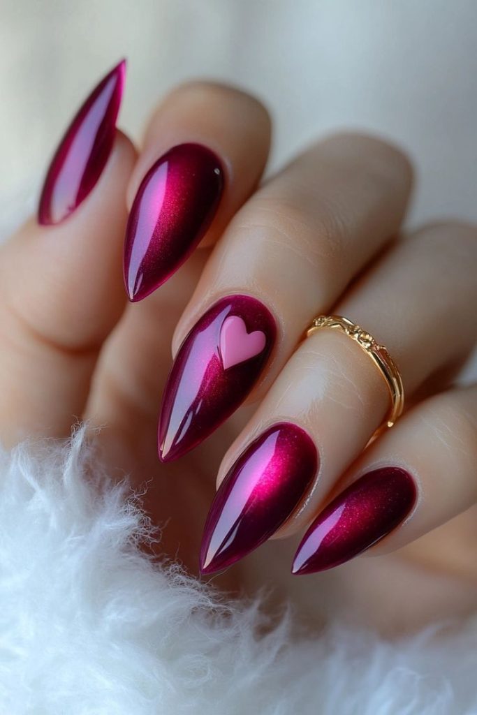 طرح قلبی ناخن صورتی روی لاک بنفش