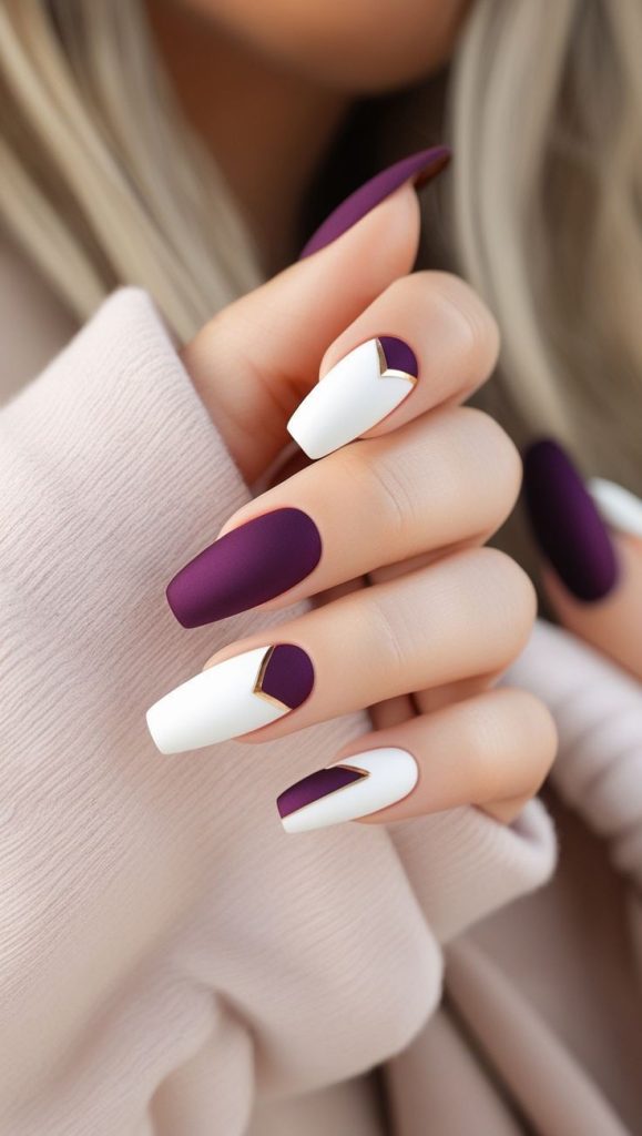 طراحی ناخن مات بنفش و سفید