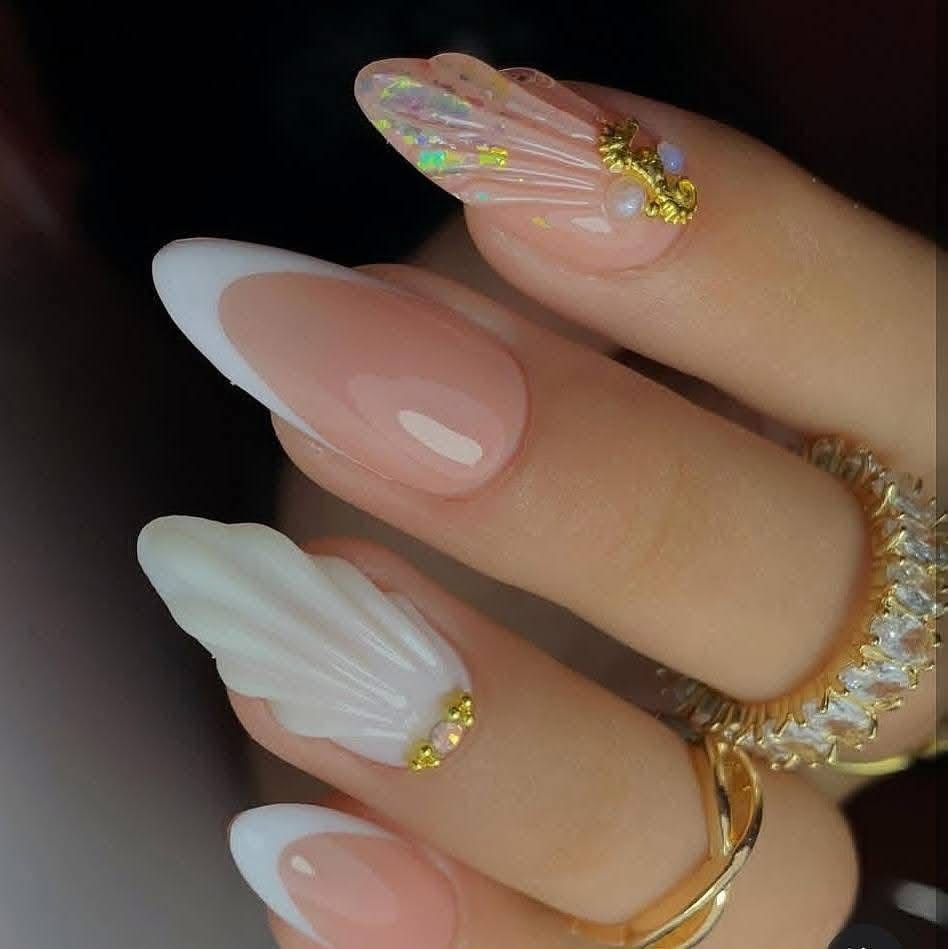 دیزاین ناخن صدفی سفید