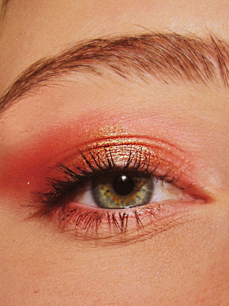 مدل سایه ابروی پاییزی به رنگ صورتی