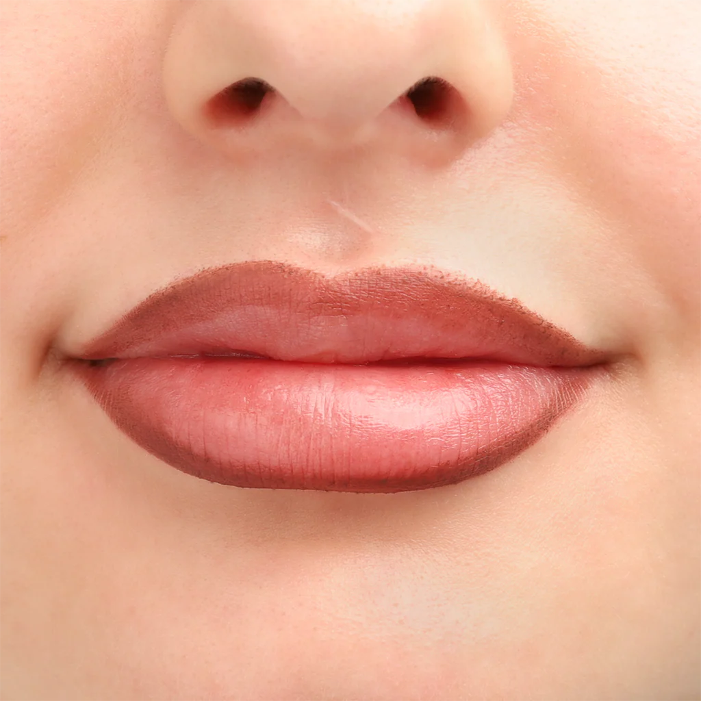 خط لب قهوه‌ای