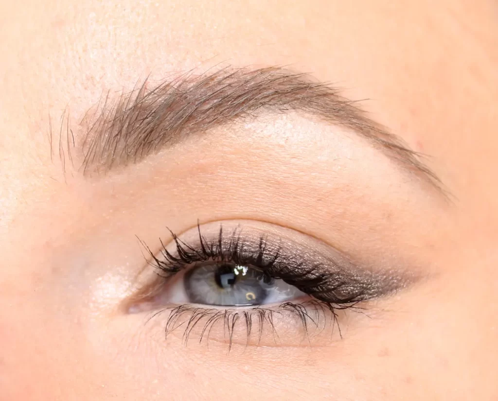 خط چشم دودی سبک