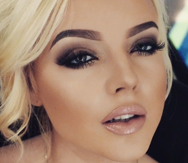 زن بلوند با آرایش ملایم مجلسی