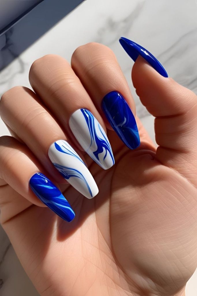 دیزاین آبی سفید ناخن