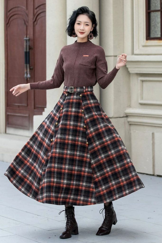 استایل پاییزی با دامن چهارخونه سیاه قرمز