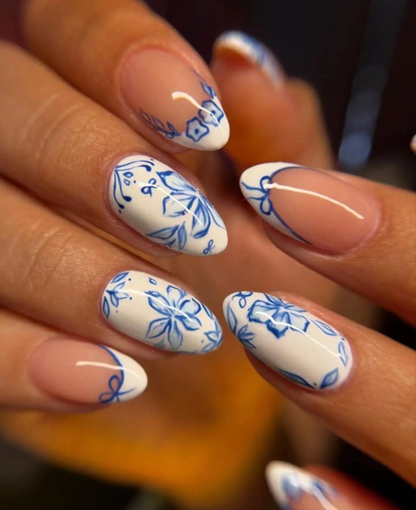 دیزاین آبی سفید ناخن