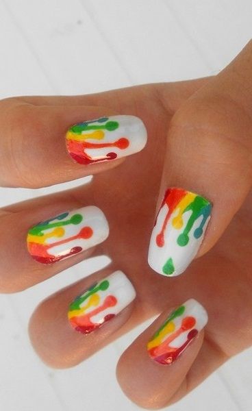 نقاشی رنگی رنگی روی ناخن