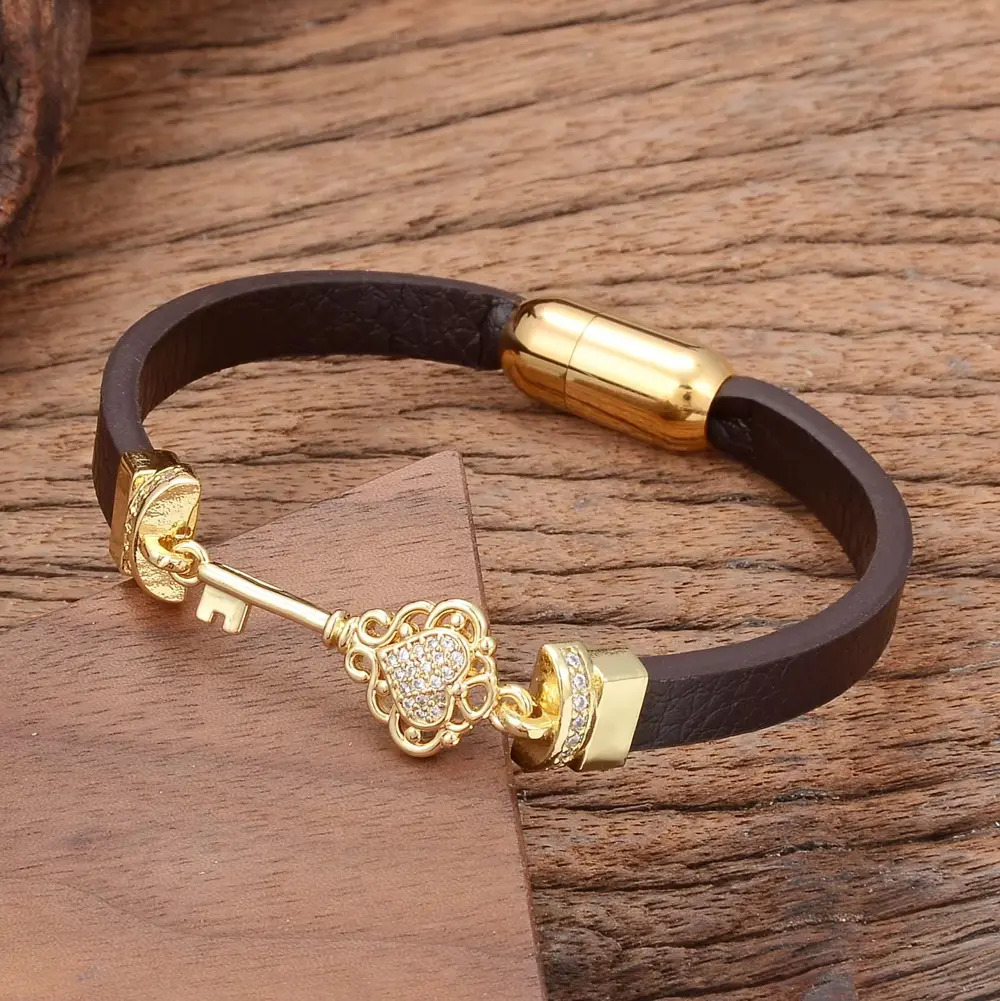دستبند چرمی قهوه ای با پلاک طلا به طرح کلید