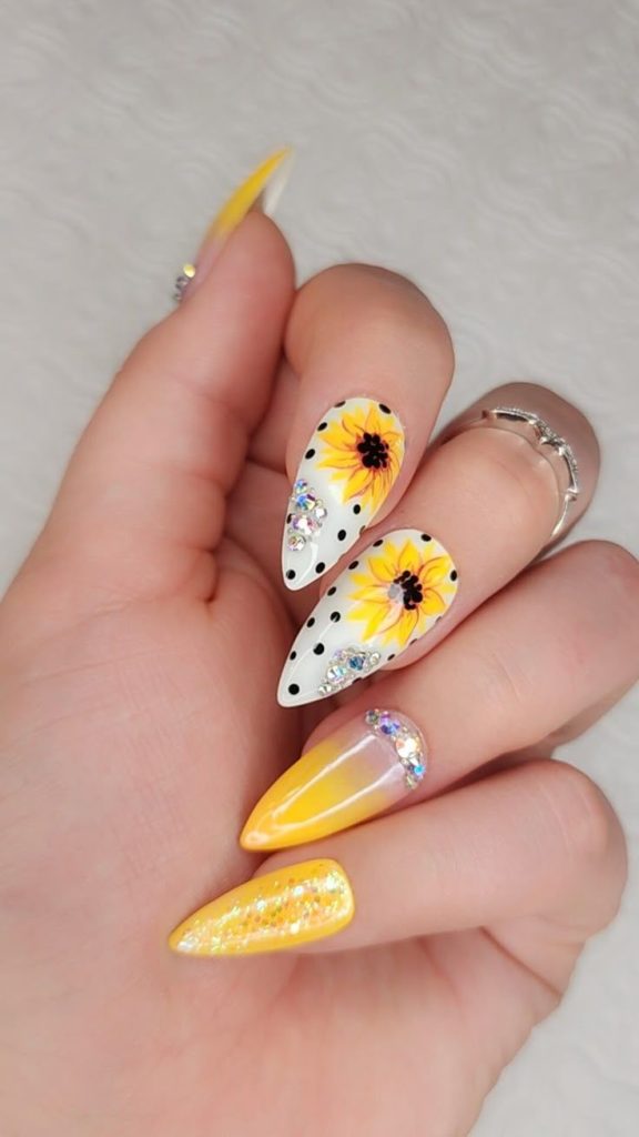 طرح ناخن های زرد و گل افتاب گردون