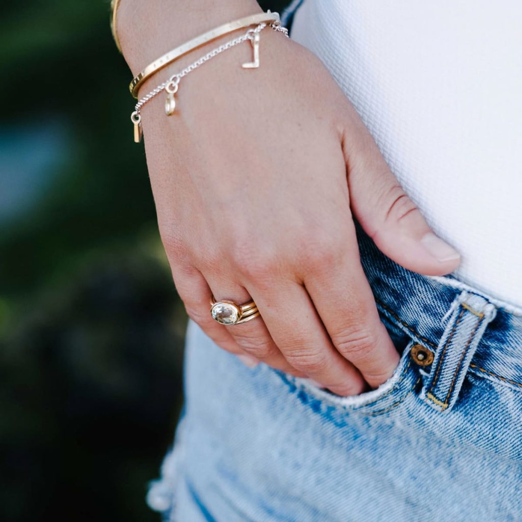 دستبند نقرهای و طلایی