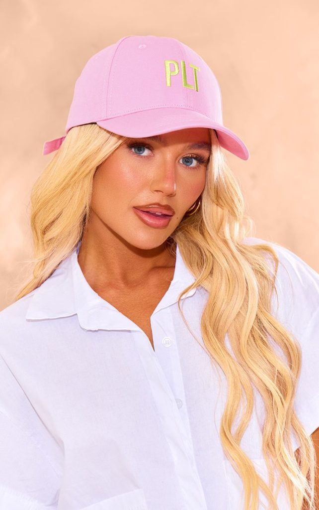 زن بلوند با کلاه کپ صورتی