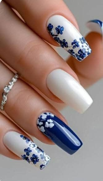 دیزاین آبی سفید ناخن