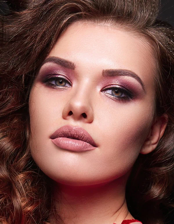 زن با آرایش ملایم مجلسی