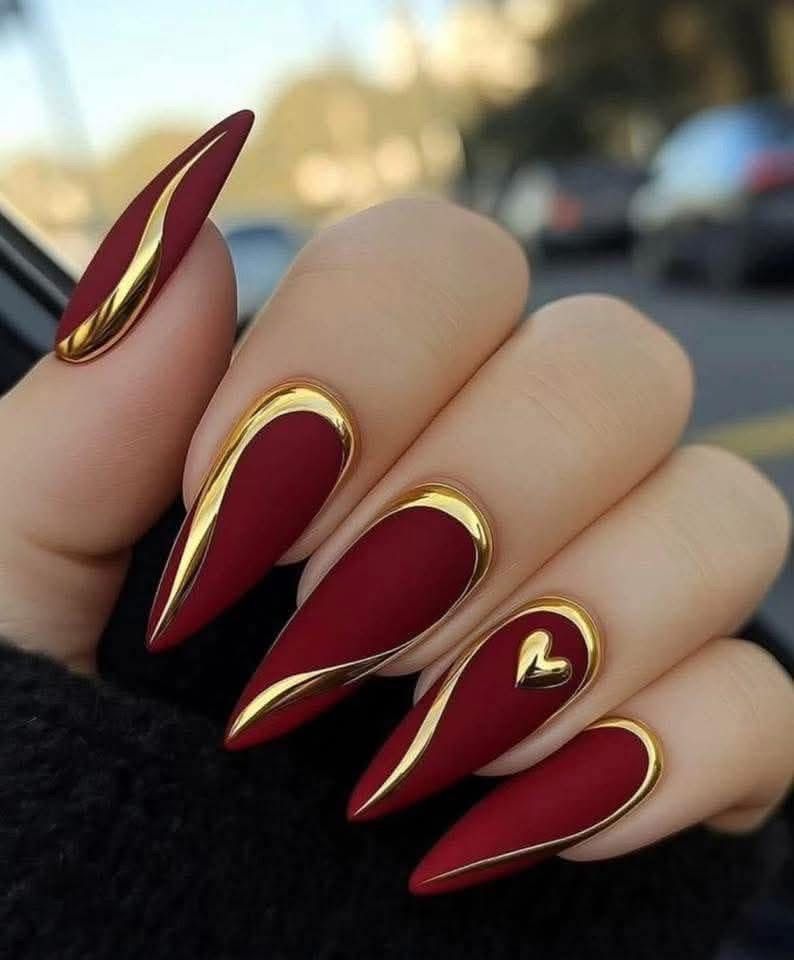 ناخن بلند زرشکی با خطوط طلایی