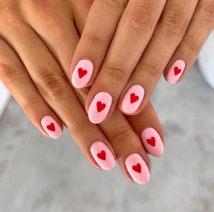 طرح قلبی ناخن قرمز روی لاک صورتی