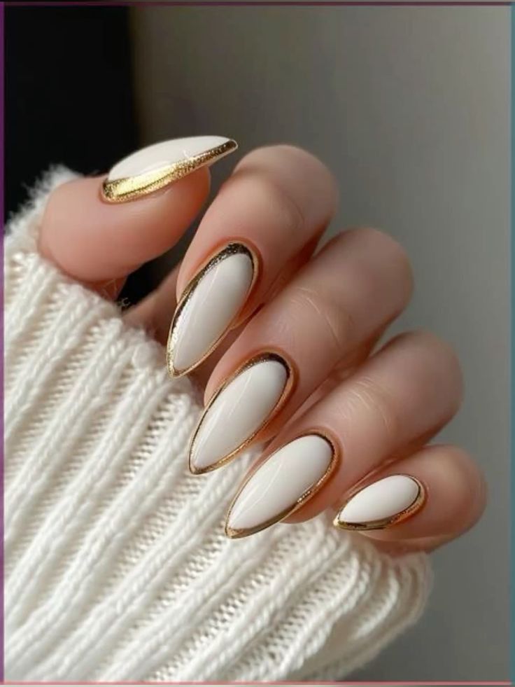 طراحی سفید ناخن با حاشیه طلایی