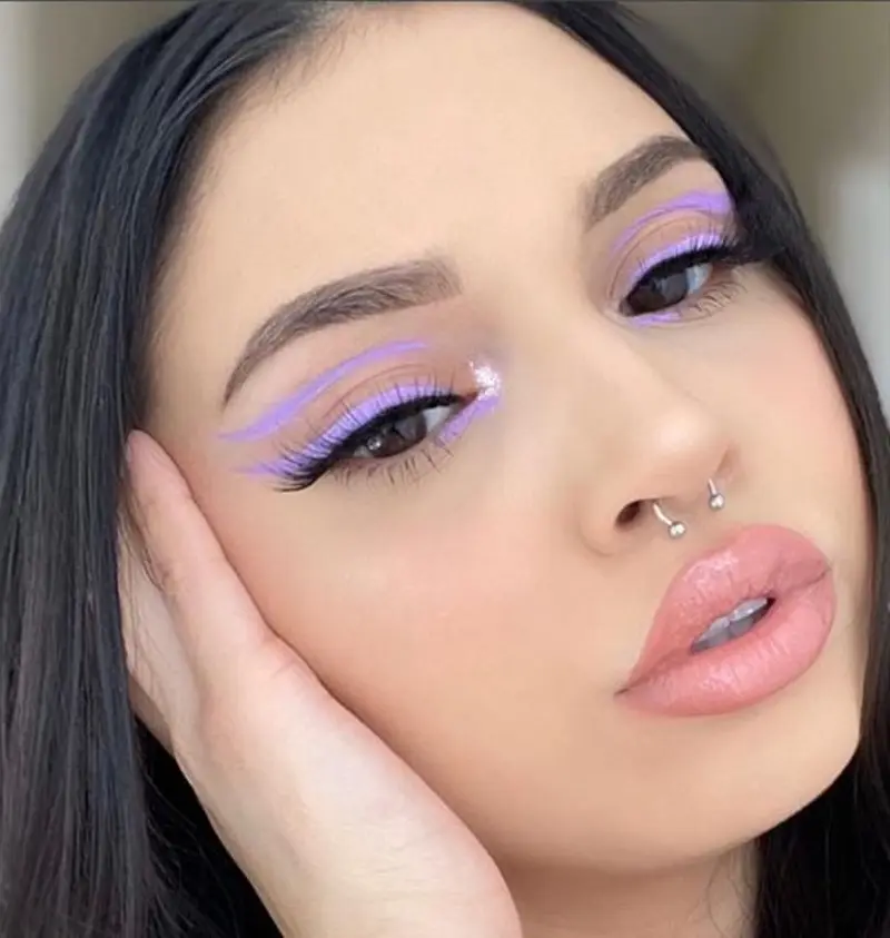 خط چشم بنفش 