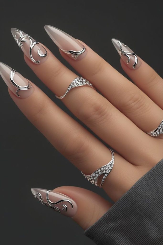 طراحی ناخن نقرهای به صورت نقوش