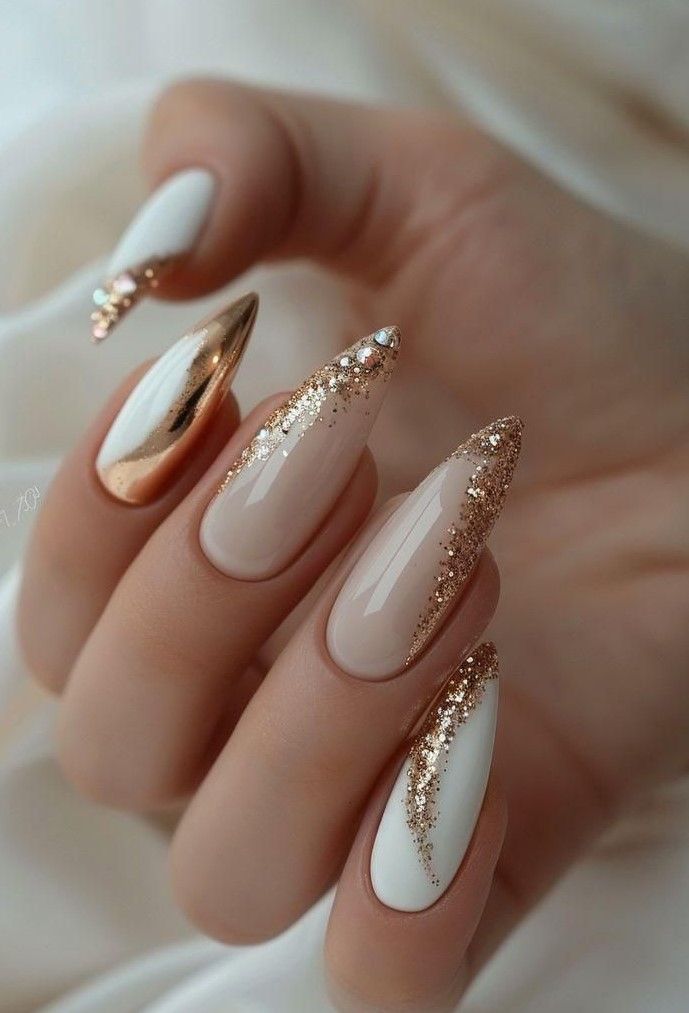 فرنچ ناخن شیک و خاص طلایی اکلیلی