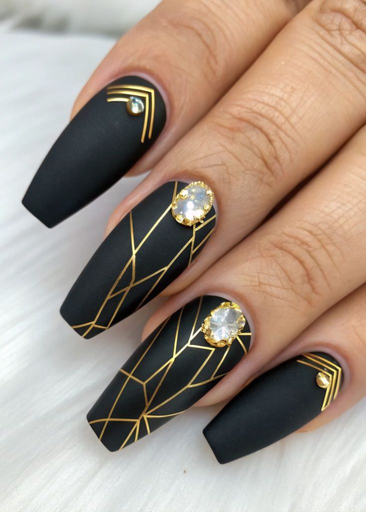 ناخن سیاه با طراحی خطوط طلایی 