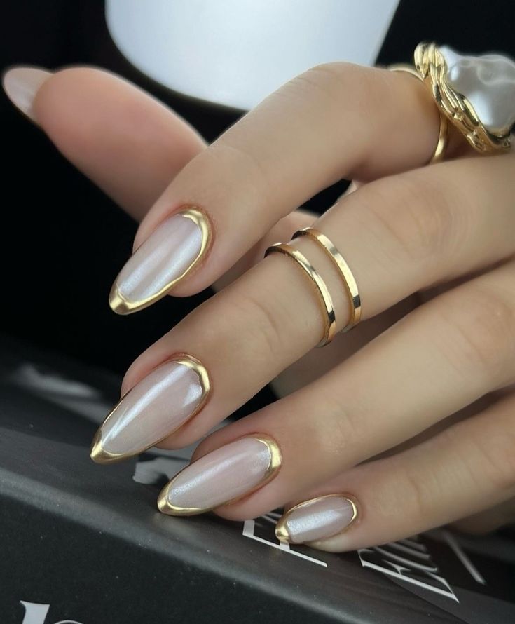 دیزاین ناخن با کروم طلایی و سفید