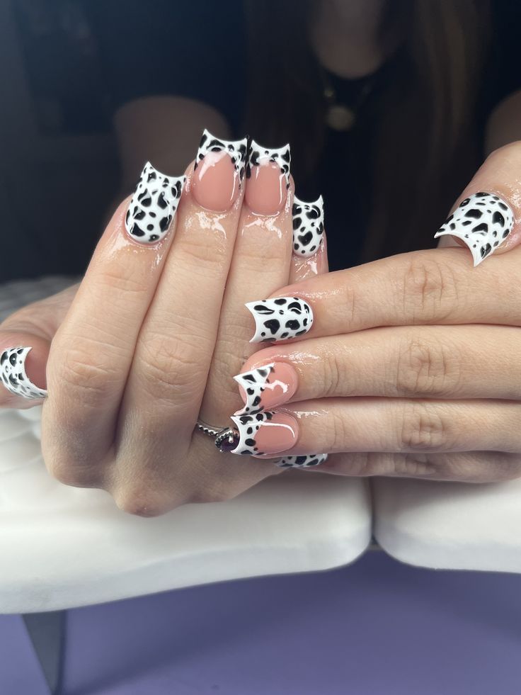 دیزاین ناخن با پترن گاوی سیاه و سفید