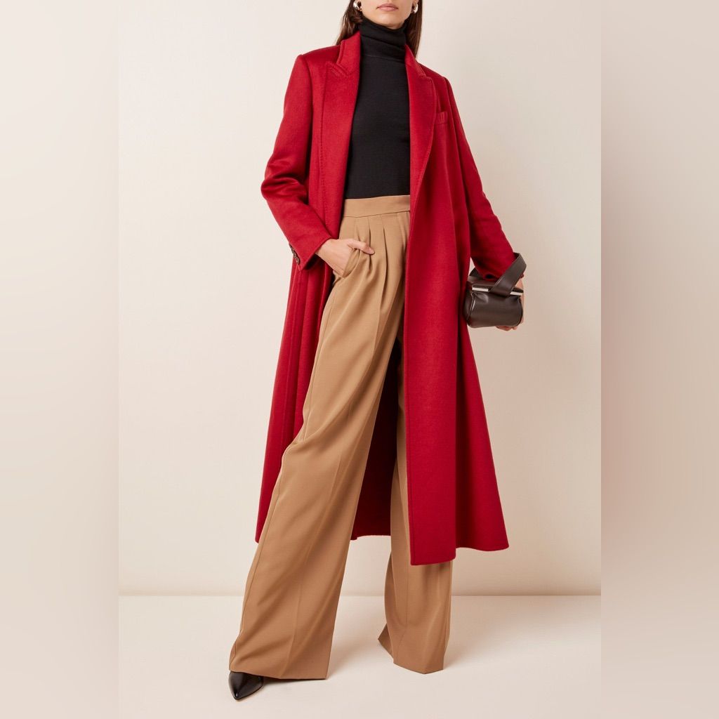 کت قرمز پیراهن سیاه و شلوار کرم