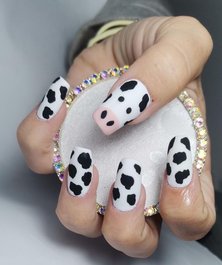 دیزاین ناخن با پترن گاوی سیاه و سفید