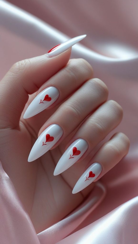 طرح قلبی ناخن قرمز روی لاک سفید