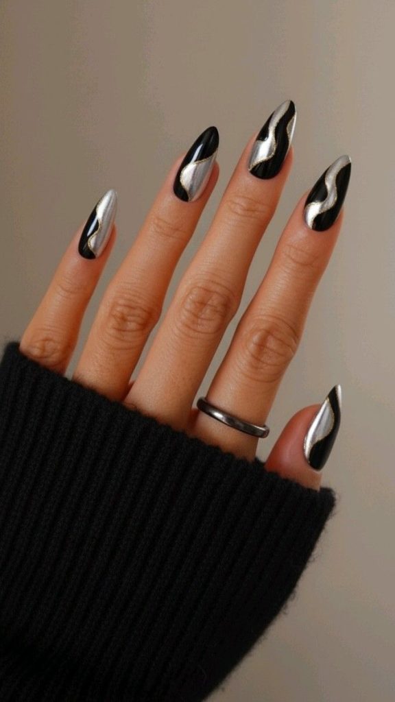 دیزاین ناخن مشکی با خطوط نقره ای