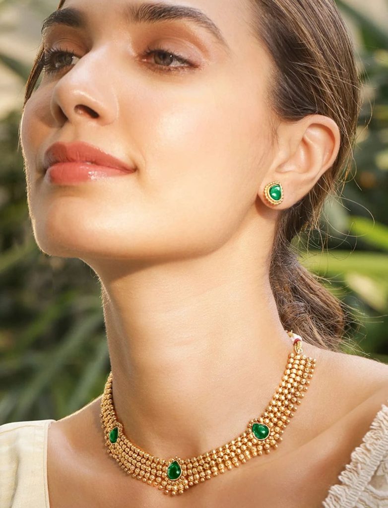 زن زیبا با گردنبند طلا با نگین سبز