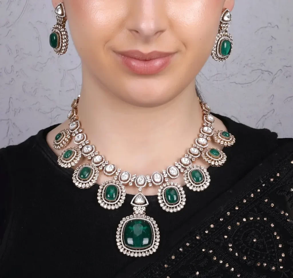 گردنبند با نگین سبز