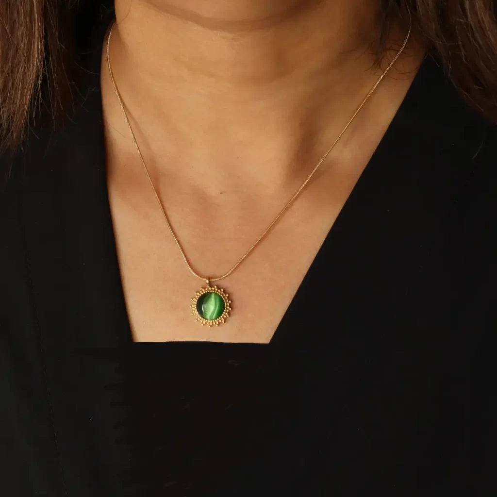 گردنبند طلا با نگین سبز دایره ای متوسط