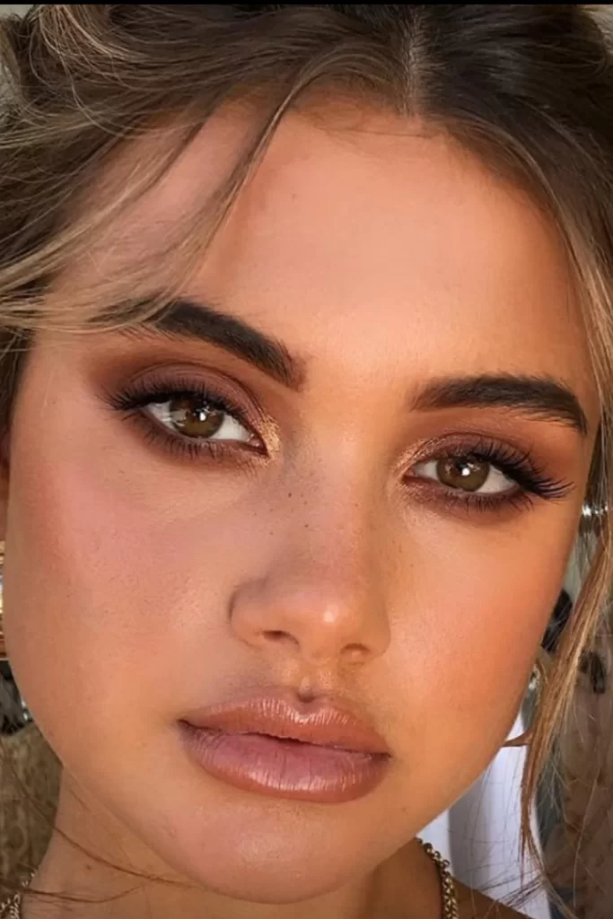 دختر مو طلایی با میکاپ برنزه