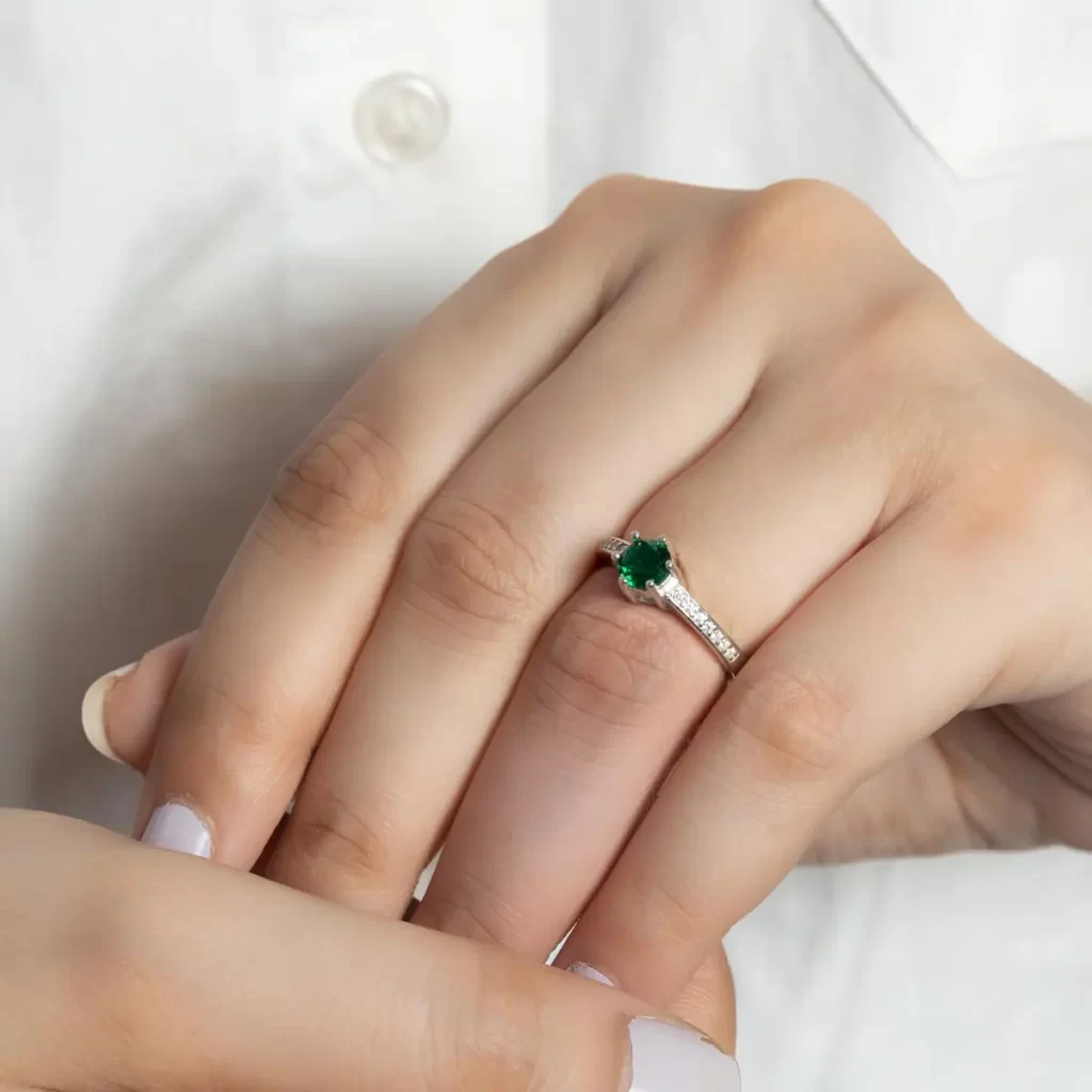 حلقه طلا با نگین درشت سبز