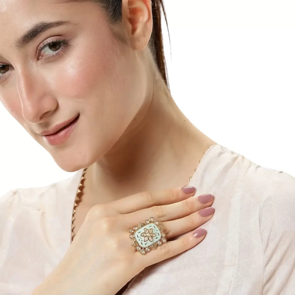 حلقه طلا با نگین درشت طرح دار