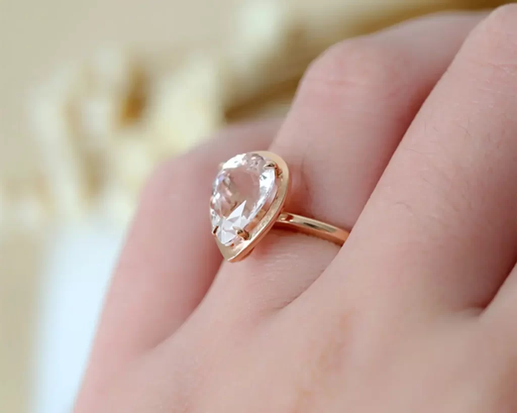 حلقه طلا با نگین درشت به شکل قلب