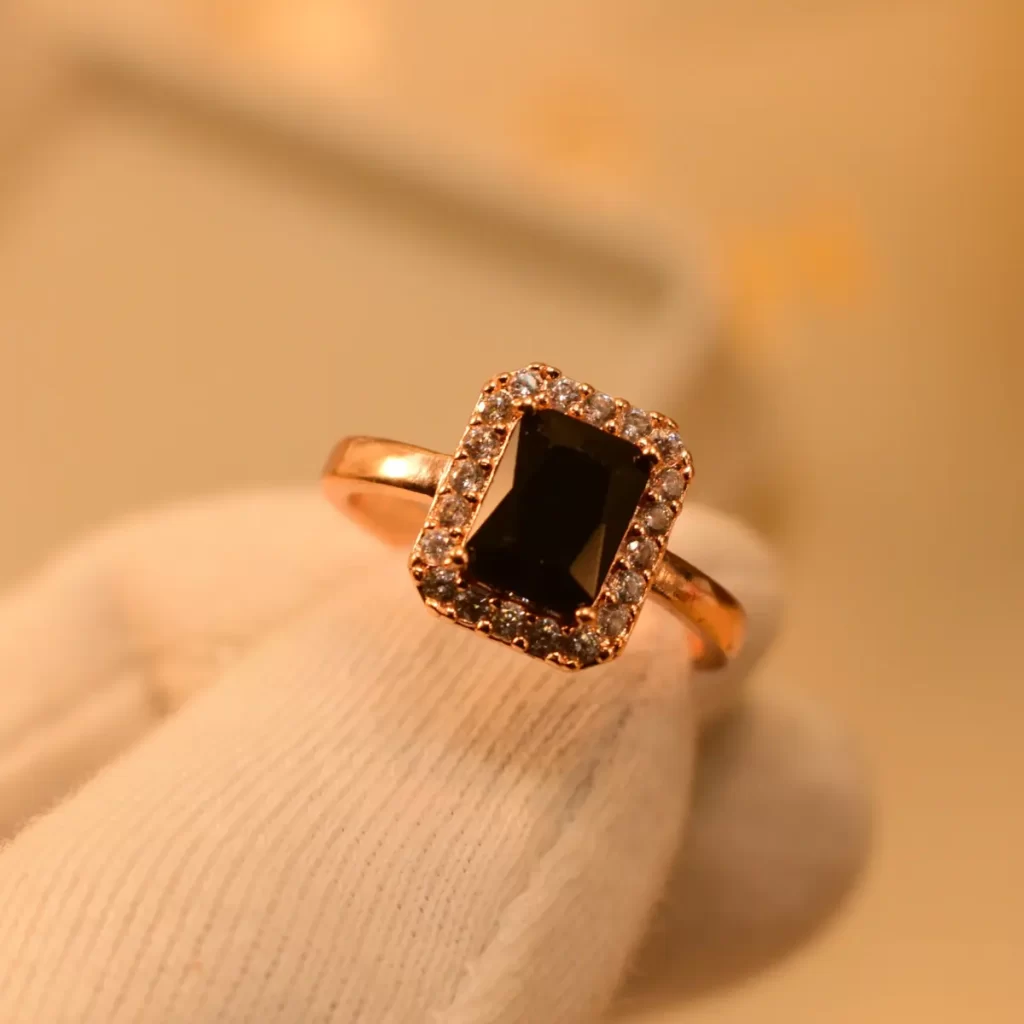 حلقه طلا با نگین درشت زرشکی